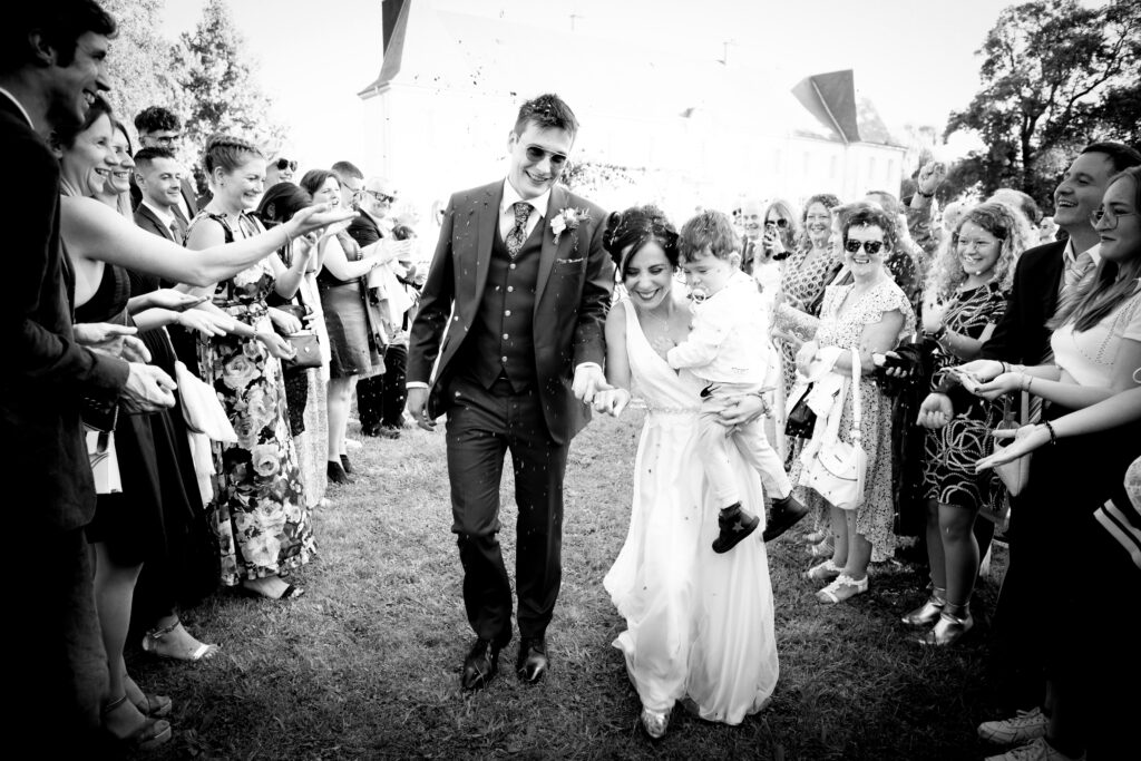 reportage mariage les mariés et la famille en noir et blanc