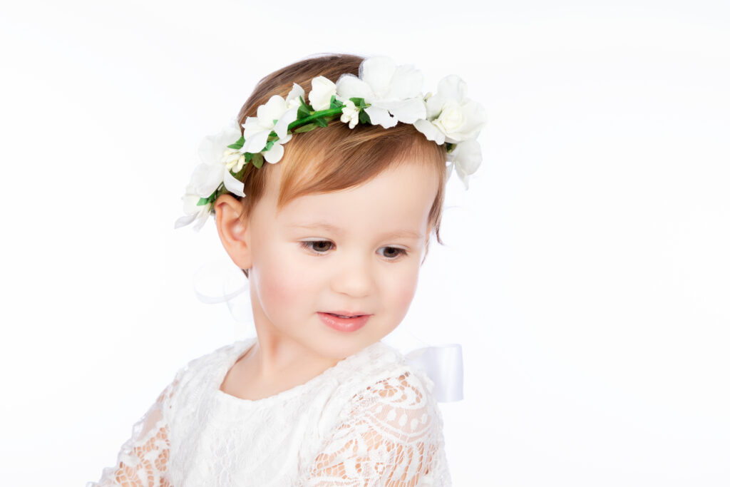seance photo petite-fille pour baptême avec une couronne de fleurs